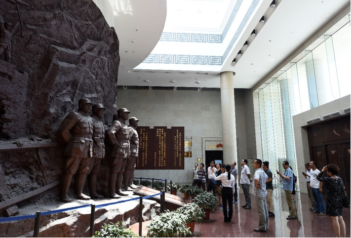 游客在百团大战纪念馆内参观。新华社记者 燕雁 摄