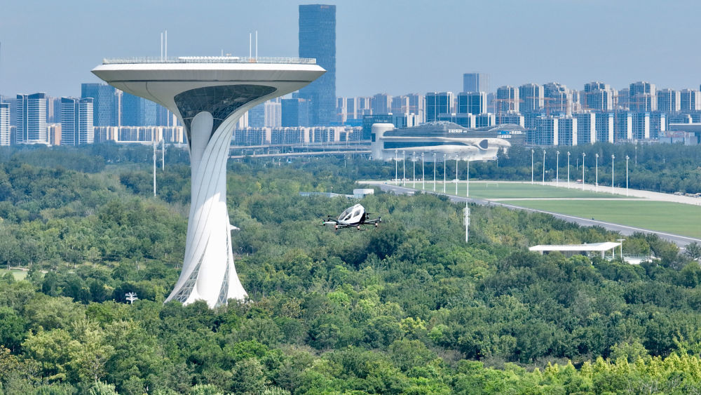 7月2日，一架电动垂直起降飞行器（eVTOL）在合肥骆岗公园演示飞行（无人机照片）。新华社记者 周牧 摄