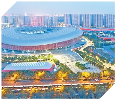 山西体育中心北门，太原市接送歌迷的免费接驳车等待歌迷散场。　　本报记者 郑洋洋摄