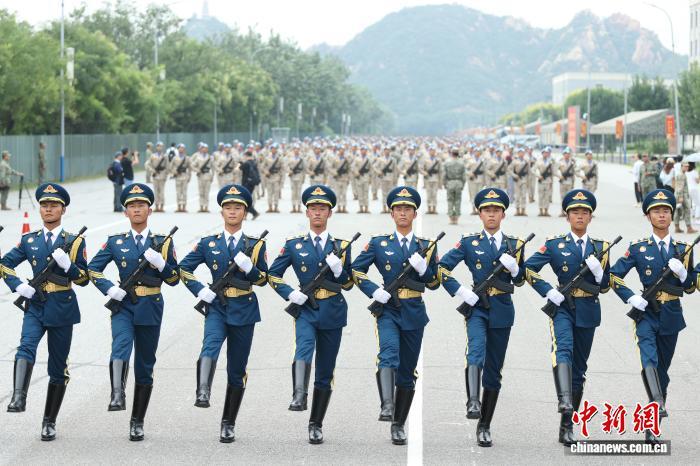纪念中国人民抗日战争暨世界反法西斯战争胜利80周年大会举办在即。日前，在位于北京的阅兵集训点，阅兵训练有序推进。 中新社记者 蒋启明 摄