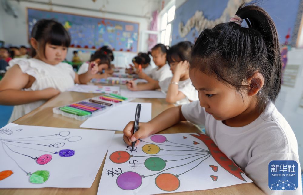 9月9日，河北省遵化市遵化镇南关幼儿园的小朋友在绘制美术作品感念师恩。新华社发（刘满仓摄）