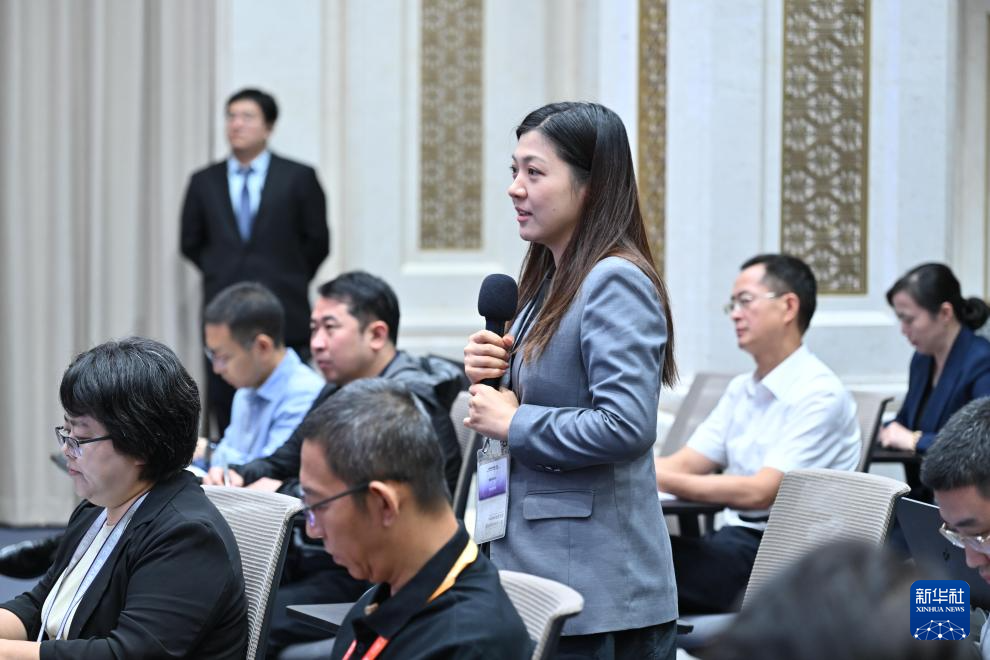 9月29日，国务院新闻办公室在北京举行“高质量完成‘十四五’规划”系列主题新闻发布会，水利部部长李国英、水利部副部长陈敏、水利部规划计划司司长张祥伟、水利部水资源管理司司长于琪洋介绍“十四五”时期水利高质量发展成就，并答记者问。这是记者在现场提问。新华社记者 李鑫 摄