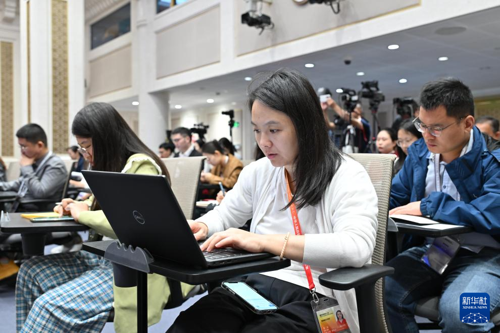 9月29日，国务院新闻办公室在北京举行“高质量完成‘十四五’规划”系列主题新闻发布会，水利部部长李国英、水利部副部长陈敏、水利部规划计划司司长张祥伟、水利部水资源管理司司长于琪洋介绍“十四五”时期水利高质量发展成就，并答记者问。这是记者在现场工作。新华社记者 李鑫 摄