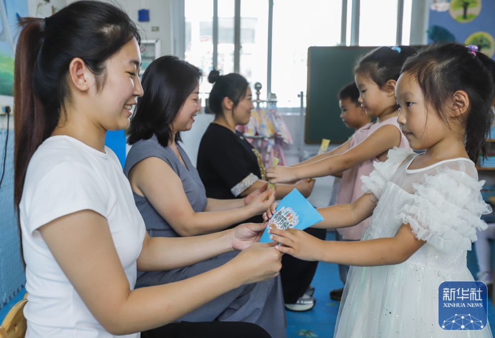 9月9日，河北省遵化市遵化镇南关幼儿园的小朋友给老师送贺卡，祝福教师节。新华社发（刘满仓摄）
