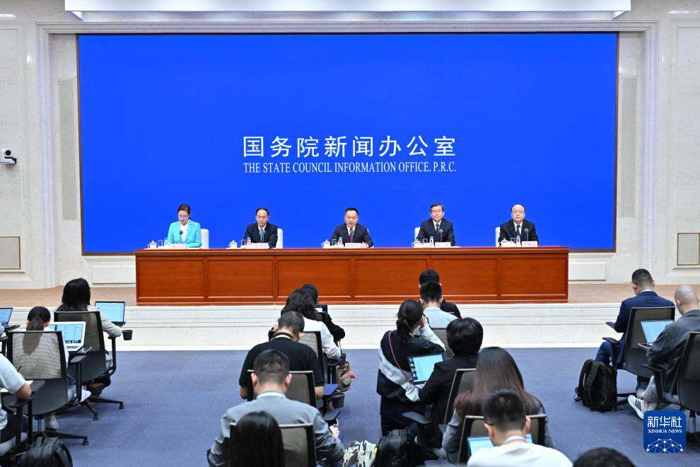 9月29日，国务院新闻办公室在北京举行“高质量完成‘十四五’规划”系列主题新闻发布会，水利部部长李国英、水利部副部长陈敏、水利部规划计划司司长张祥伟、水利部水资源管理司司长于琪洋介绍“十四五”时期水利高质量发展成就，并答记者问。新华社记者 李鑫 摄