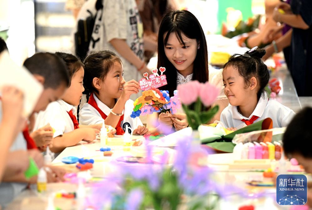 9月9日，在河北省石家庄市柏林庄学校开展的“黏土做花寄师恩”主题活动中，孩子们用粘土制作花束，为老师送上节日的祝福。新华社发（陈其保摄）