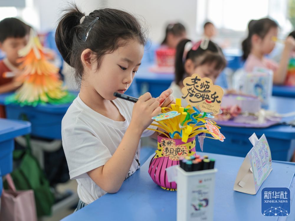 9月9日，在山东省荣成市府新小学教室内，孩子们在制作送给老师的手工作品。新华社发（李信君摄）