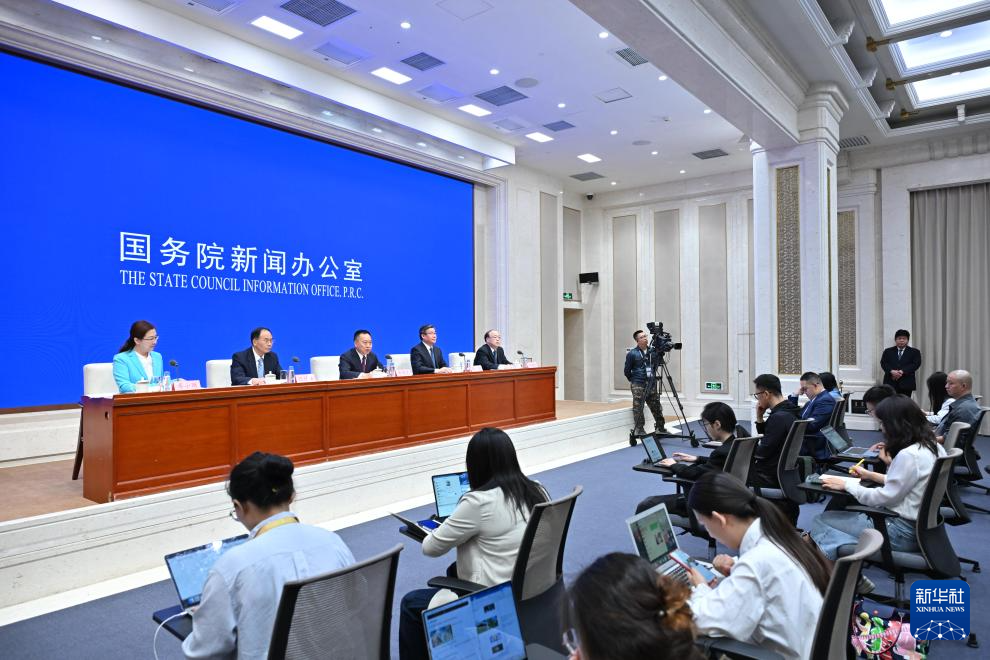 9月29日，国务院新闻办公室在北京举行“高质量完成‘十四五’规划”系列主题新闻发布会，水利部部长李国英、水利部副部长陈敏、水利部规划计划司司长张祥伟、水利部水资源管理司司长于琪洋介绍“十四五”时期水利高质量发展成就，并答记者问。新华社记者 李鑫 摄