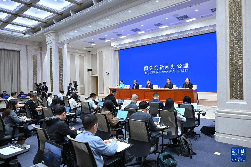 9月29日，国务院新闻办公室在北京举行“高质量完成‘十四五’规划”系列主题新闻发布会，水利部部长李国英、水利部副部长陈敏、水利部规划计划司司长张祥伟、水利部水资源管理司司长于琪洋介绍“十四五”时期水利高质量发展成就，并答记者问。新华社记者 李鑫 摄