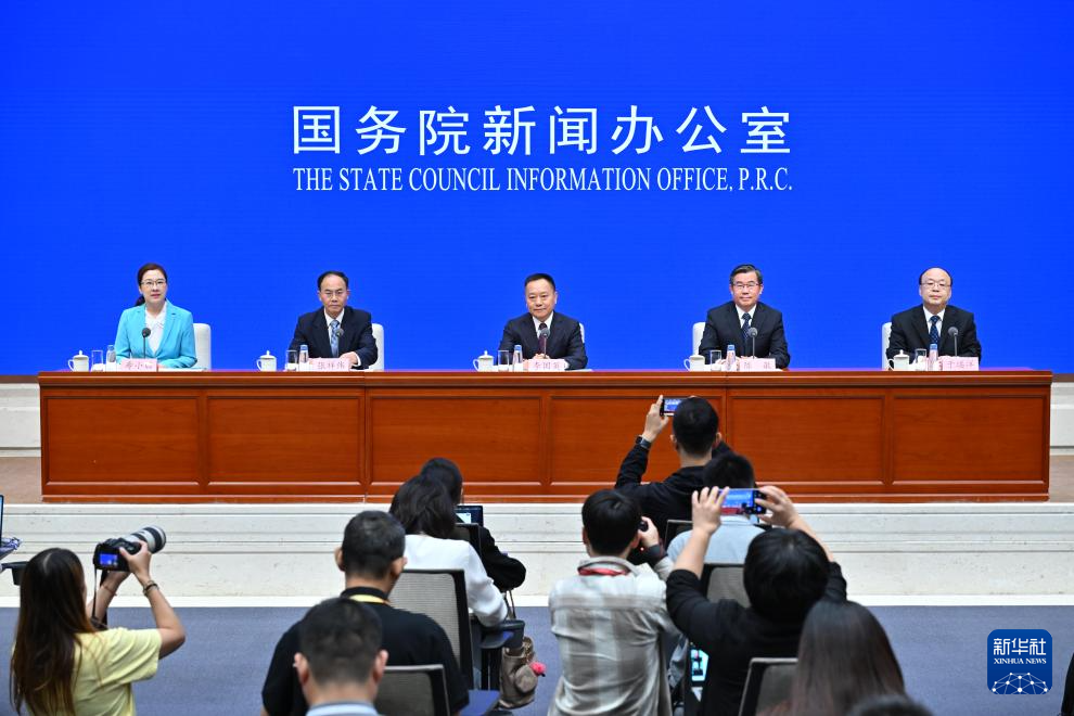 9月29日，国务院新闻办公室在北京举行“高质量完成‘十四五’规划”系列主题新闻发布会，水利部部长李国英、水利部副部长陈敏、水利部规划计划司司长张祥伟、水利部水资源管理司司长于琪洋介绍“十四五”时期水利高质量发展成就，并答记者问。新华社记者 李鑫 摄