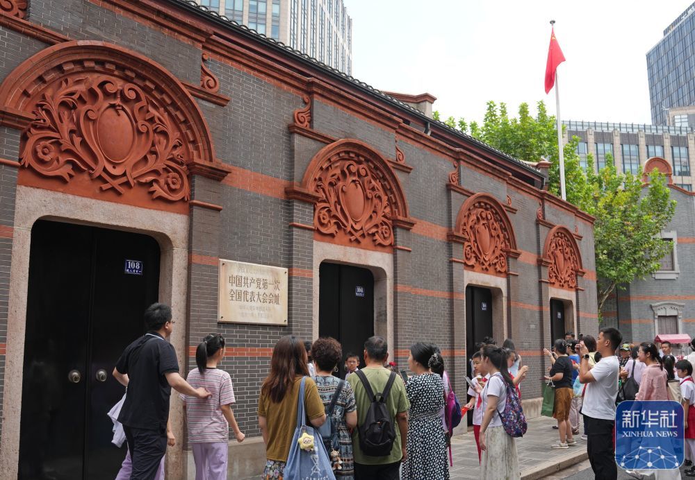 ↑ 10月1日，游客在上海中共一大会址前参观拍照。新华社记者 刘颖 摄