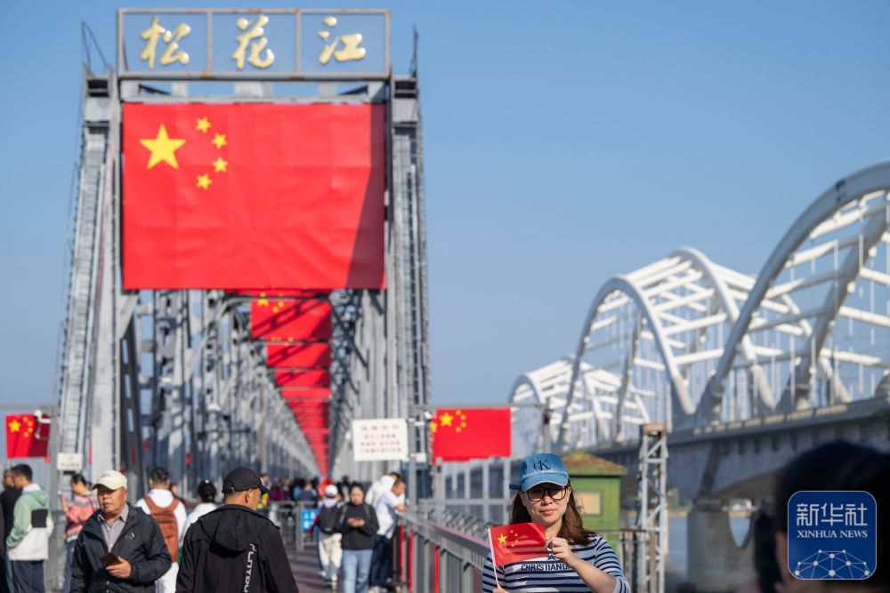 ↑ 10月1日，游客在哈尔滨市滨州铁路桥上游览。新华社记者 张涛 摄