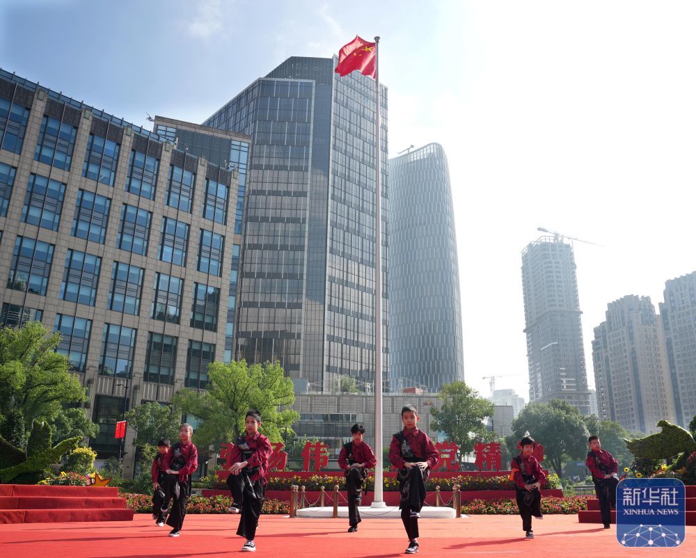 ↑ 10月1日，在上海中共一大纪念馆前举行的文艺演出中，小朋友在表演舞蹈《男儿当自强》。新华社记者 刘颖 摄