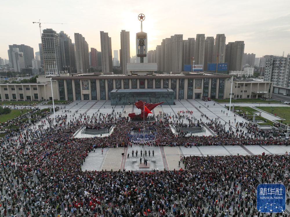 ↑ 10月1日，人们在河北省石家庄解放广场参加升旗仪式（无人机照片）。新华社发（梁子栋摄）