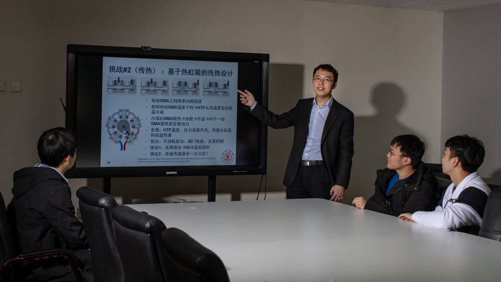 钱苏昕（右三）在进行科研工作（资料照片）。新华社发
