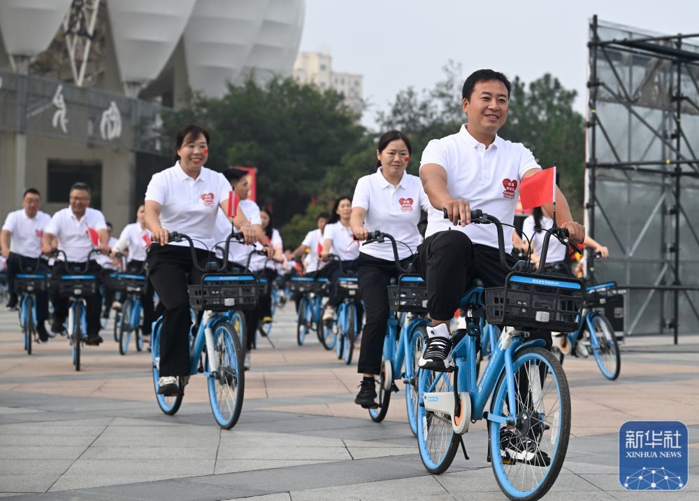 ↑ 10月1日，江苏省淮安市盱眙县举行“共贺祖国华诞”绿色骑行活动，参与者骑车出发。新华社记者 季春鹏 摄