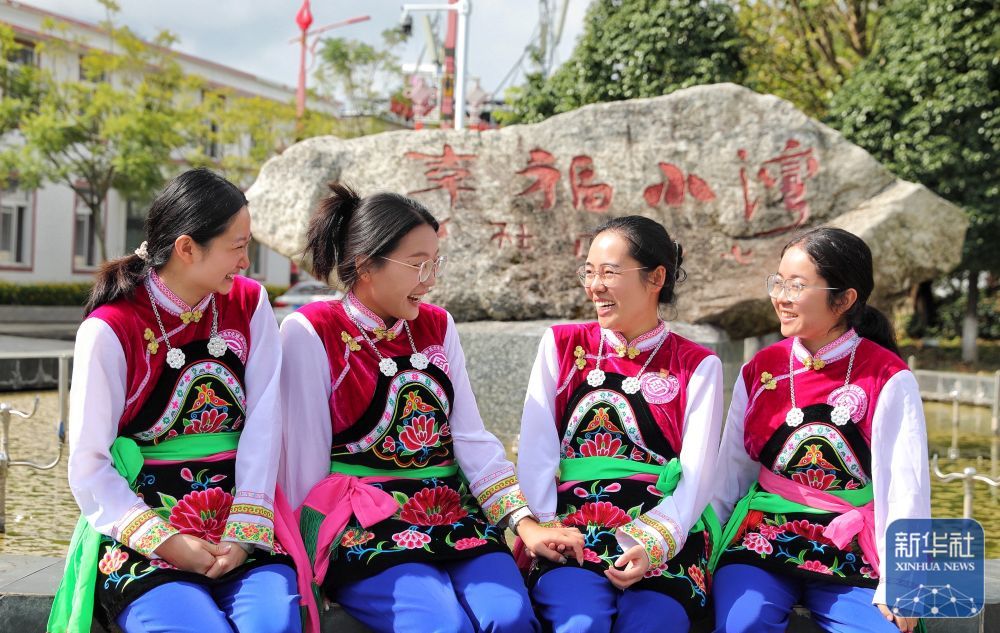 ↑ 10月31日拍摄的身穿民族服饰的小湾东镇居民。