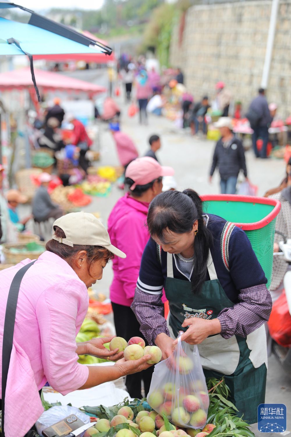 ↑ 10月31日，小湾东镇居民在赶集。