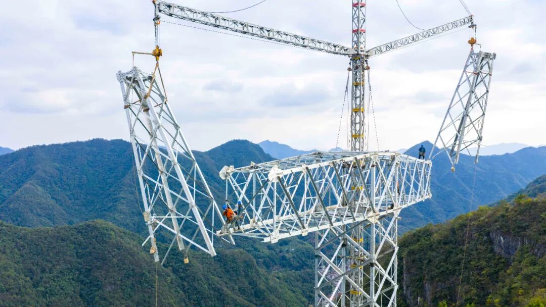 甘肃—浙江±800千伏特高压直流输电工程线路工程现场，江苏省送变电有限公司施工人员正在组立铁塔。史俊摄
