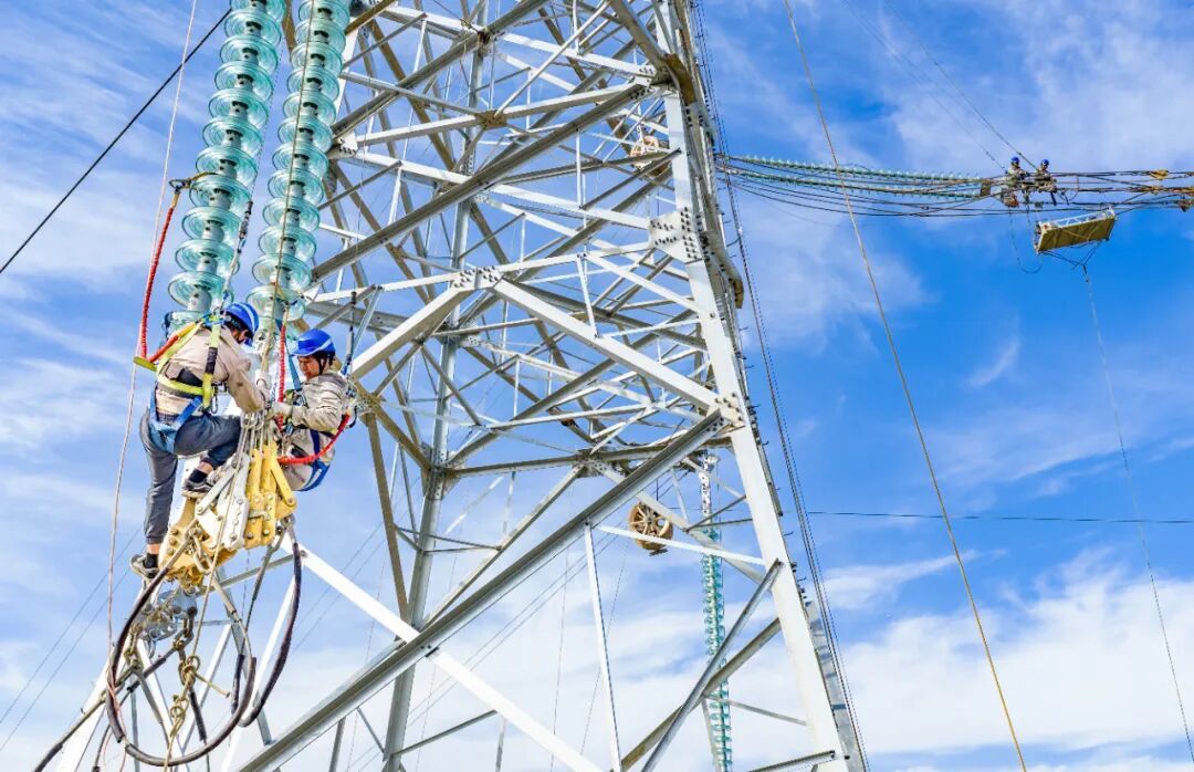 在安徽合肥市庐江县，安徽送变电工程有限公司施工人员在±800千伏合州换流站至金牛变电站500千伏线路工程架线施工现场作业。郑贤列摄