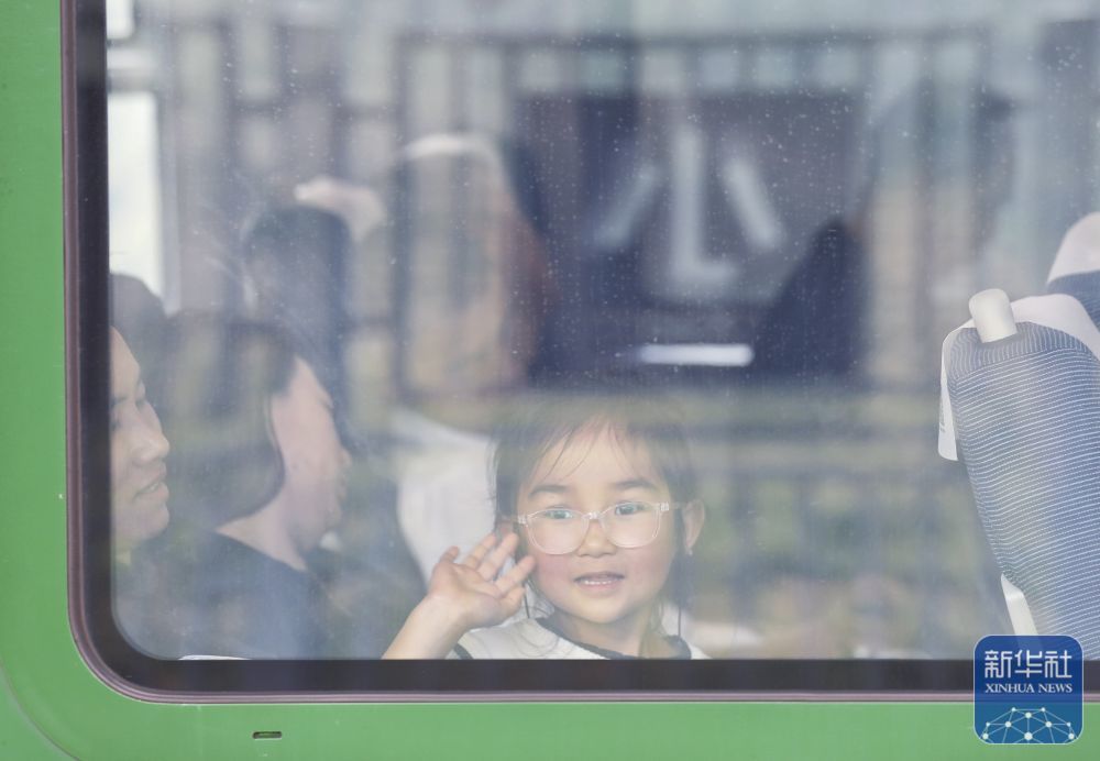 ↑ 10月31日，一名小女孩在小湾东站乘车。