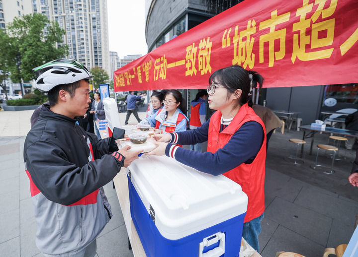 在浙江省诸暨市陶朱街道商业综合体的暖心关爱服务点，志愿者给外卖员提供爱心餐（2025年11月7日摄）。新华社记者 徐昱 摄