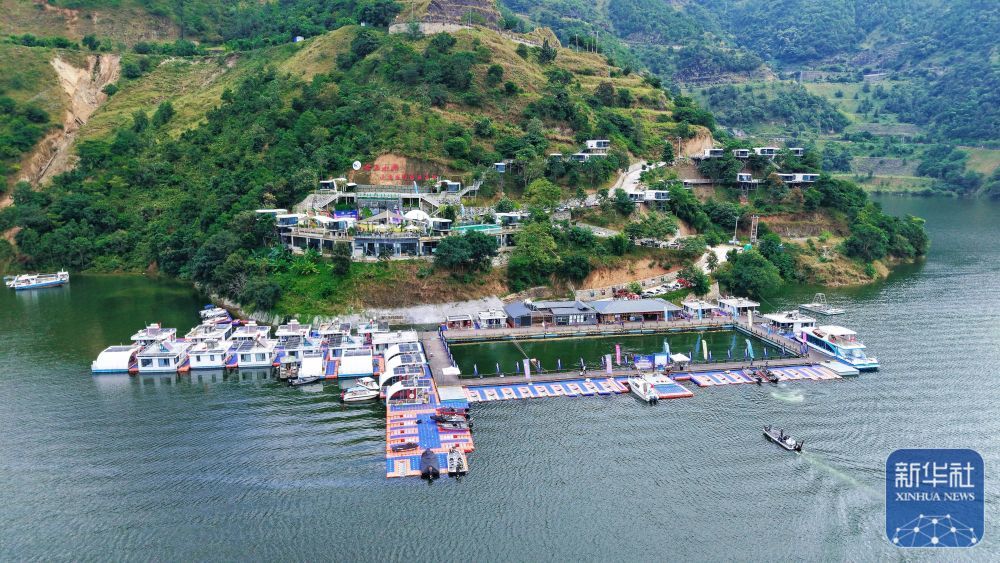 ↑ 这是10月31日拍摄的集水上钓棚、太空舱民宿、书屋、咖啡屋、餐厅等配套设施于一体的“云上小湾”休闲园（无人机照片）。