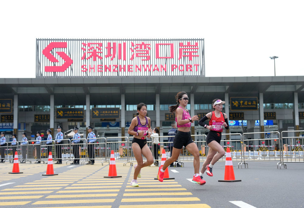 11月15日,第十五届全国运动会田径项目女子马拉松比赛参赛选手经过深圳湾口岸。新华社记者 丁增尼达 摄