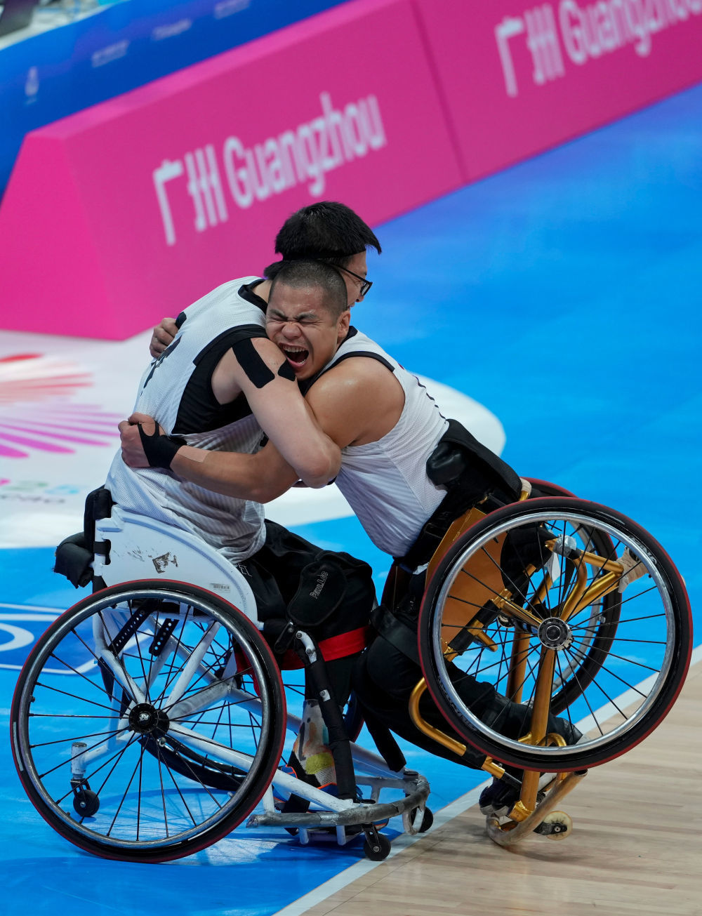 12月8日，在广州举行的全国第十二届残疾人运动会暨第九届特殊奥林匹克运动会轮椅篮球项目男子三人篮球决赛中，辽宁队13:9战胜北京队。新华社记者 吴鲁 摄