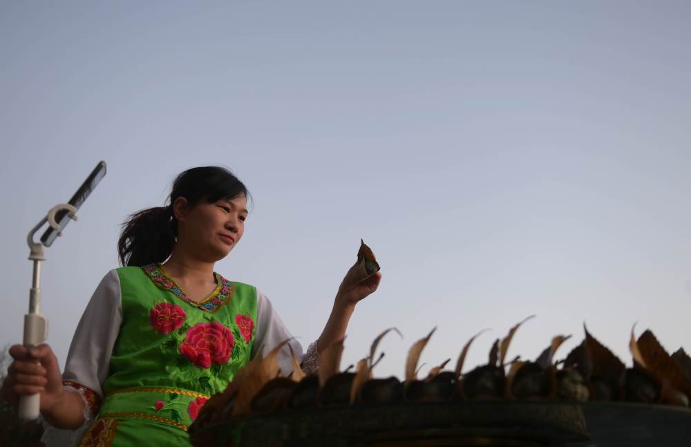 渔山村村民张静在直播卖山货。新华社发（杨顺丕 摄）