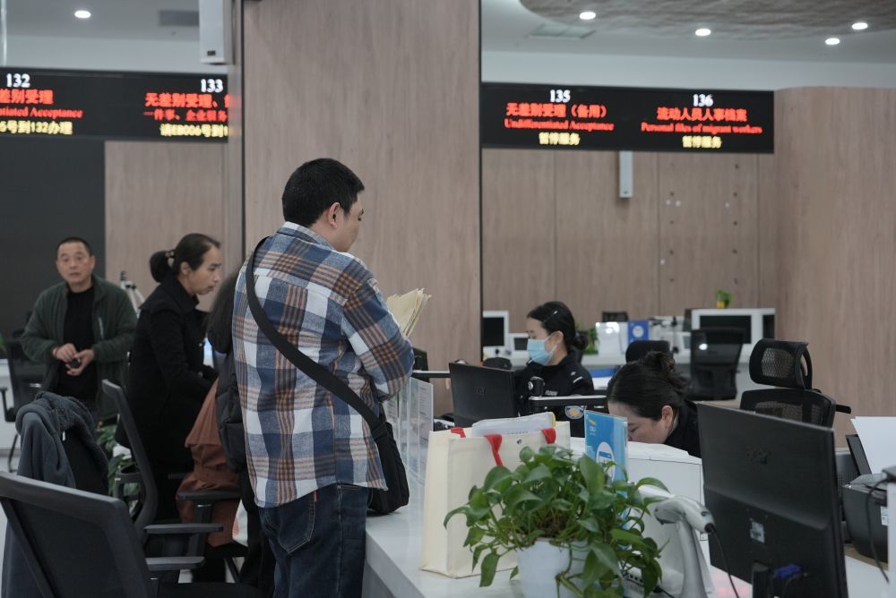 春节假期后开工首日，重庆市两江新区政务服务中心内，群众在服务窗口办事。江于同 摄