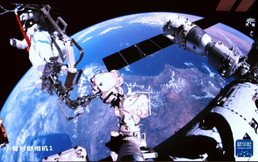 这是2026年4月16日在北京航天飞行控制中心屏幕上拍摄的神舟二十一号乘组航天员武飞在舱外工作的画面。4月17日01时36分，经过约5.5小时的出舱活动，神舟二十一号乘组航天员张陆、武飞、张洪章密切协同，在空间站机械臂和地面科研人员的配合支持下，圆满完成空间碎片防护装置安装、舱外设备设施巡检等任务。出舱航天员张陆、武飞已安全返回问天实验舱，出舱活动取得圆满成功。新华社发（张帆 摄）