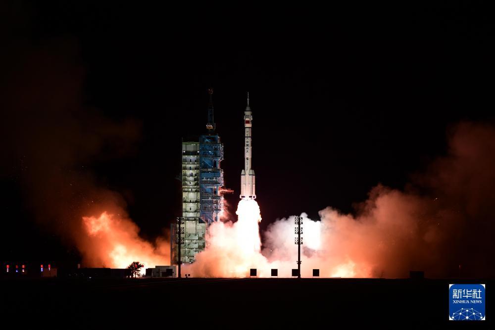 2025年10月31日23时44分，搭载神舟二十一号载人飞船的长征二号F遥二十一运载火箭在酒泉卫星发射中心点火发射，约10分钟后，飞船与火箭成功分离，进入预定轨道，航天员乘组状态良好，发射取得圆满成功。新华社发（汪江波 摄）