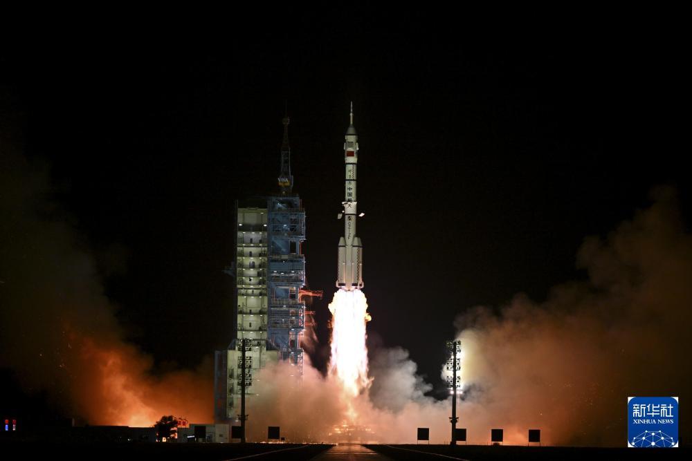 2024年10月30日，搭载神舟十九号载人飞船的长征二号F遥十九运载火箭在酒泉卫星发射中心点火发射。新华社记者 李鑫 摄