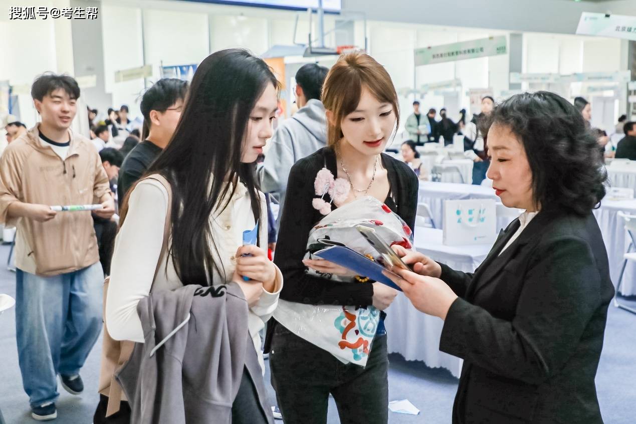 230+企业,11000+个岗位,直击西安欧亚学院高质量双选会现场!