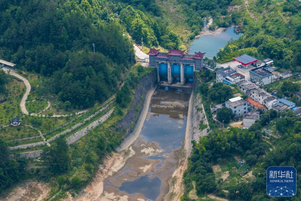 ↑ 7月11日在湖北省黄冈市罗田县拍摄的天堂水库闸门，水库已降至死水位（无人机照片）。新华社记者 伍志尊 摄