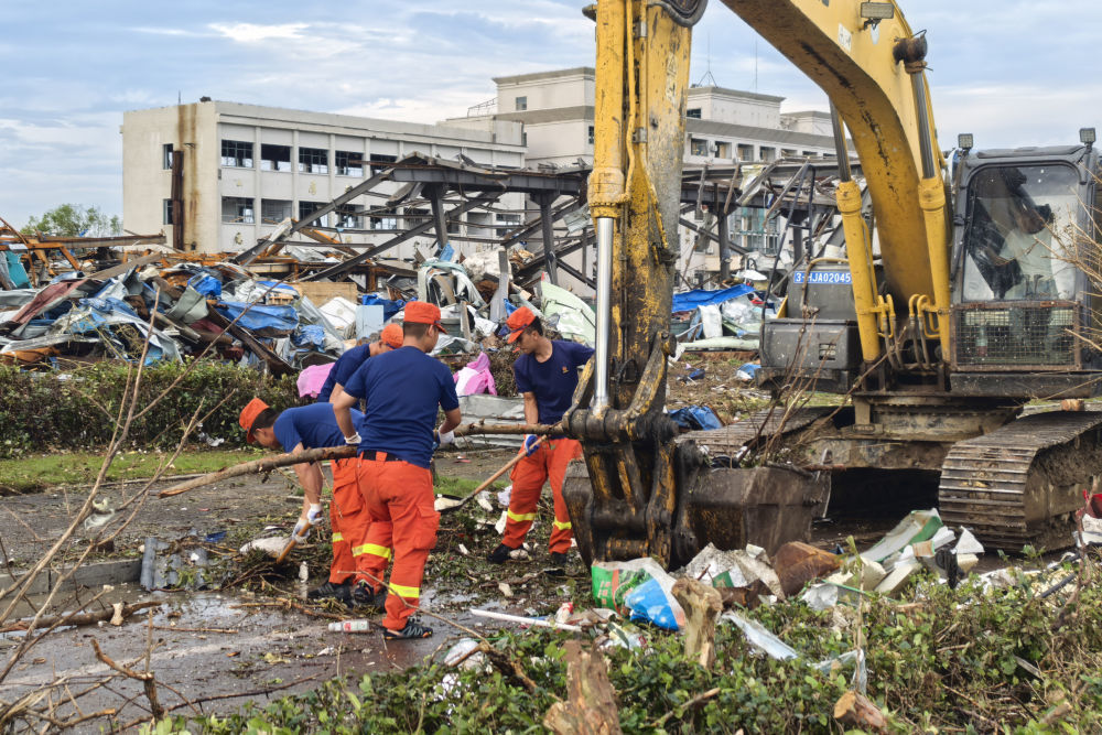 7月8日,救援人员在湖北省黄冈市黄州区受灾区清理路障。新华社记者 田中全 摄