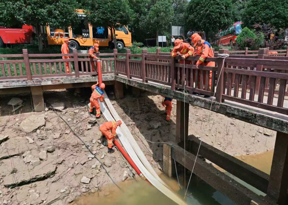 7月12日，国家华中区域应急救援中心、湖北消防救援机动总队利用排涝车在湖北省咸宁市通城县塘湖镇狼荷村高帮塘与当地消防联合开展排水作业。（许家智 摄）