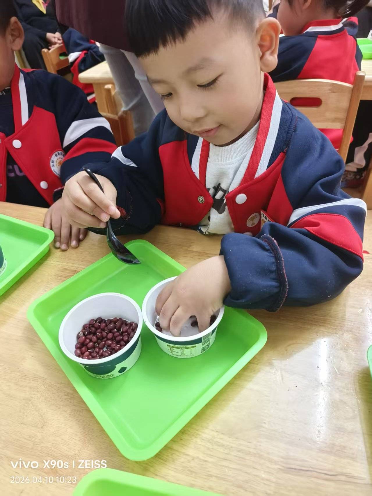 丫丫夹豆子2.jpg
