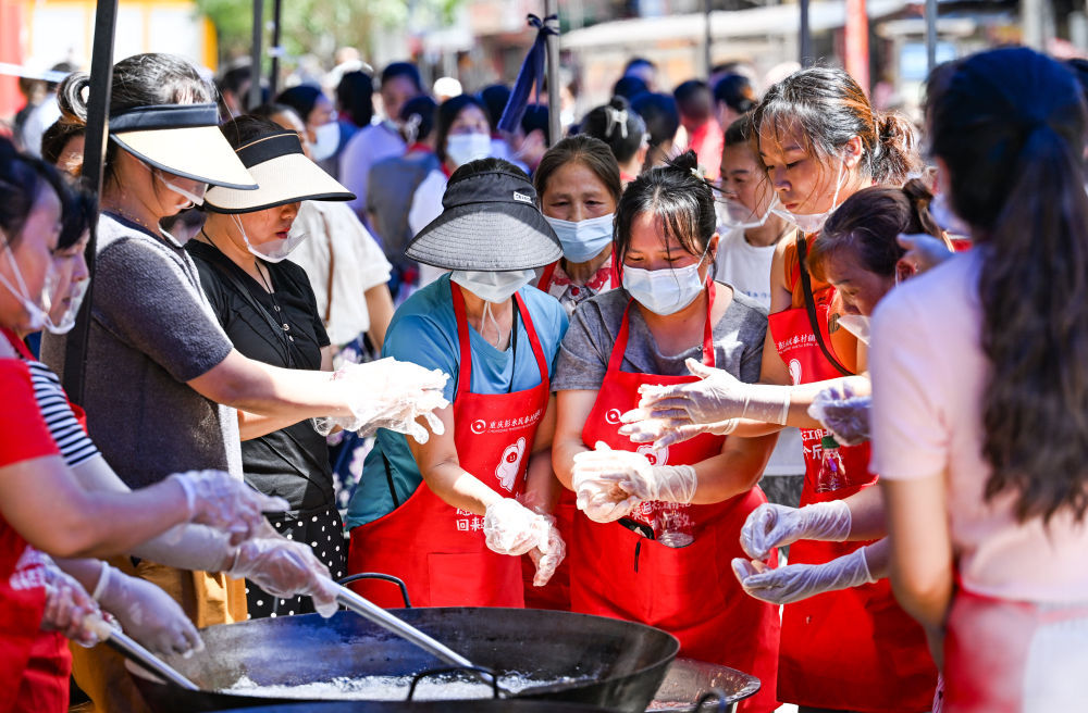 7月19日,志愿者在重庆彭水县崩塌灾害救援现场附近的一处“爱心食堂”做午餐。 新华社记者 王全超 摄