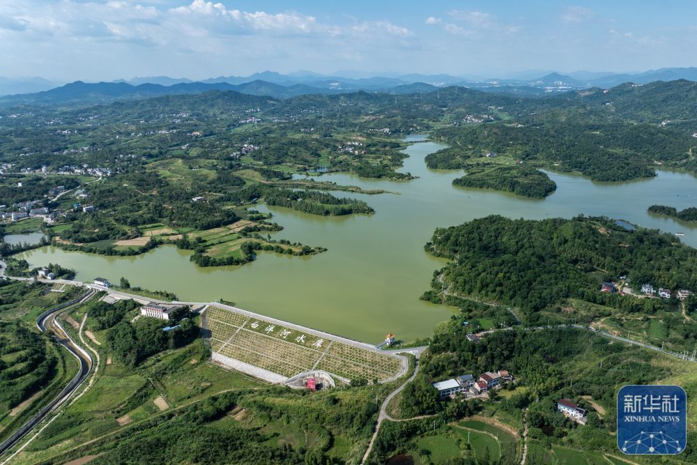 ↑ 7月11日在湖北省黄冈市浠水县拍摄的白洋河水库（无人机照片）。新华社记者 伍志尊 摄