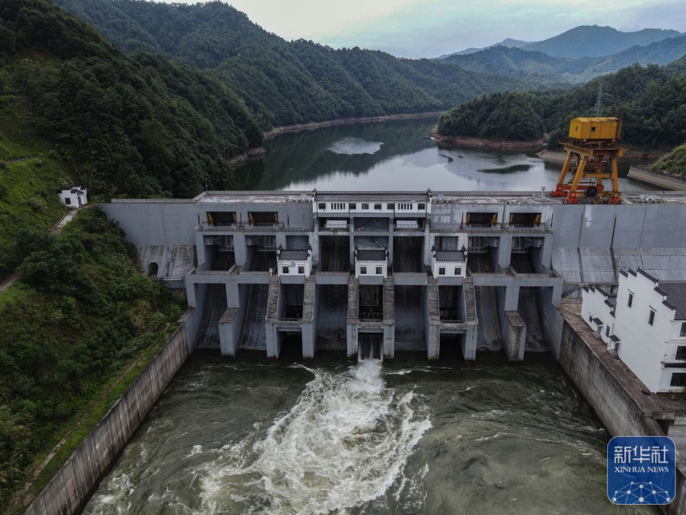 ↑ 7月11日，安徽省黄山市休宁县的月潭水库进行预泄以提升防洪库容（无人机照片）。为应对台风“巴威”，月潭水库科学调整库容、加强安全监测、提高巡查频次。新华社记者 常能嘉 摄