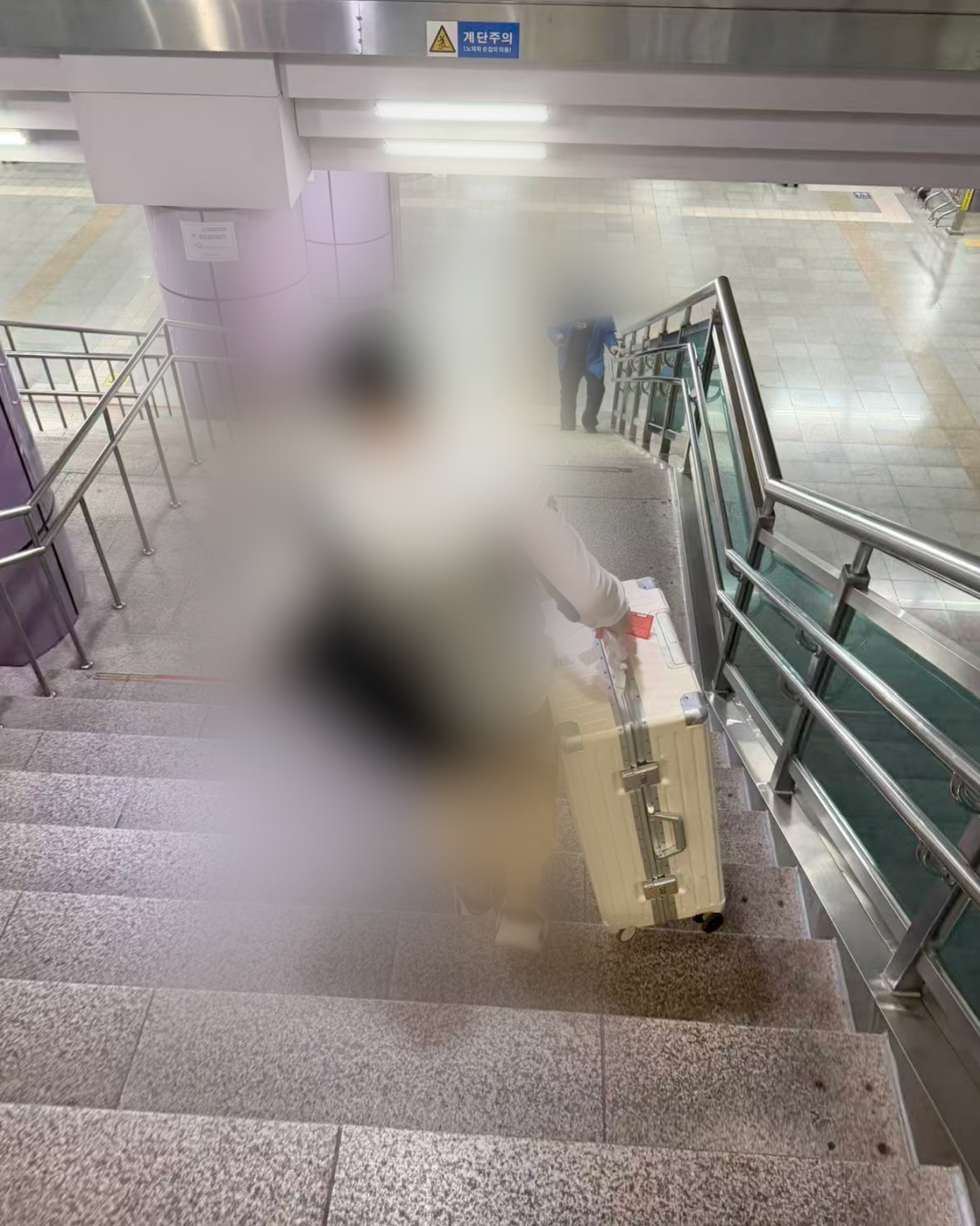 文文去韩国时携带的行李箱