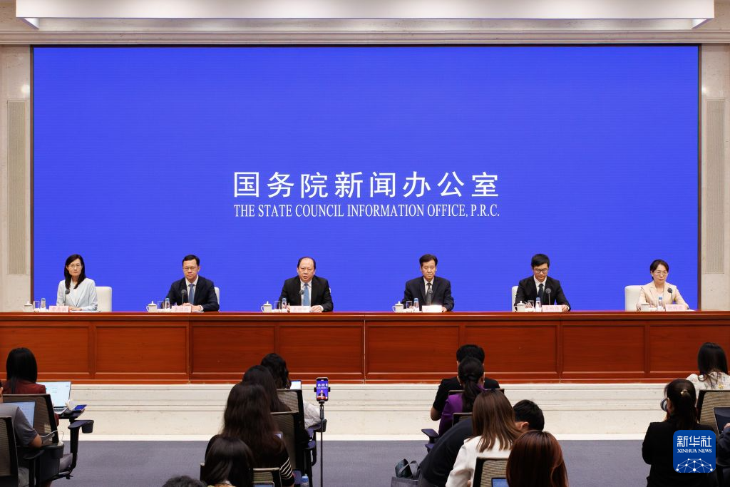 8月18日,国务院新闻办公室在北京举行新闻发布会,商务部部长助理袁晓明、农业农村部市场与信息化司负责人宋丹阳、商务部流通发展司司长李佳路、文化和旅游部产业发展司负责人辜科伟、市场监管总局登记注册局负责人杜林亚介绍激发下沉市场活力活跃县域消费有关情况,并答记者问。新华社记者 陈益宸 摄
