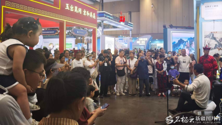2026非遗援疆主题展示活动现场，观众观看非遗技艺表演。石榴云/新疆日报记者 宋海波摄