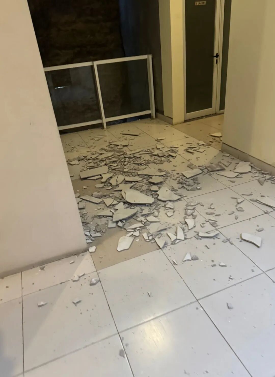酒店瓷砖碎落一地（受访者供图）