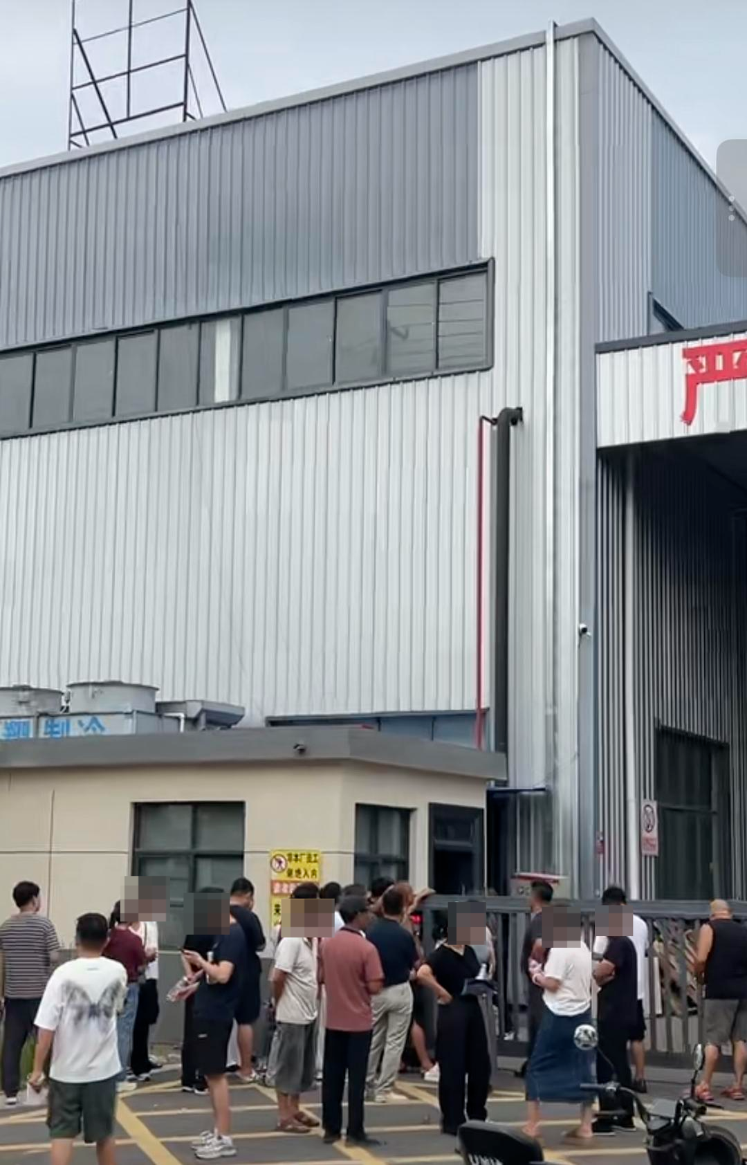 ▲货主在冷库前欲寻回货物