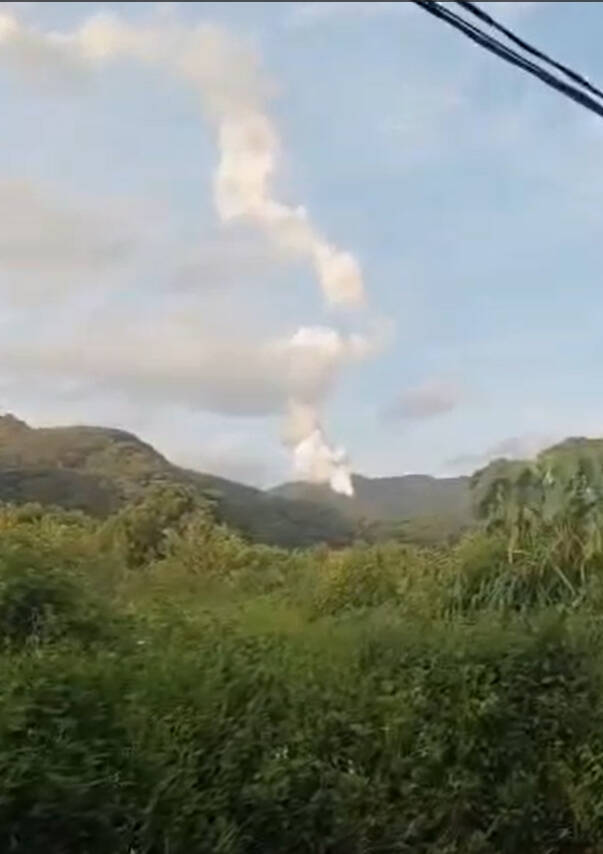 九鹏基地附近民众拍摄的导弹失控坠毁视频截图社交媒体