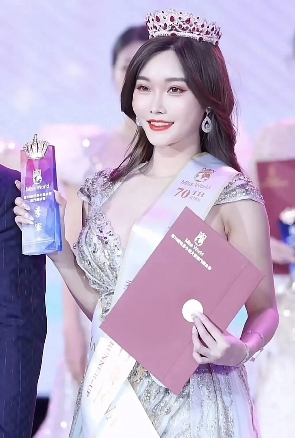 &middot;孔丽梅参加第70届世界小姐选美比赛，并获得澳门赛区季军。（视频截图）