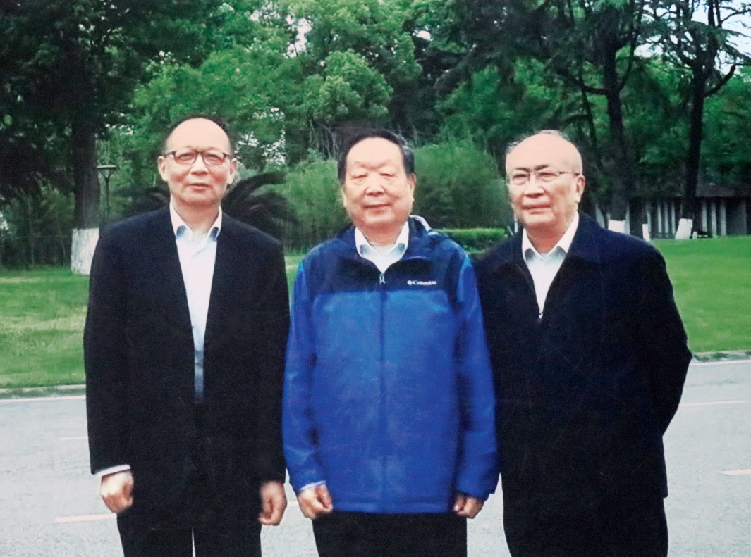 &middot;李德仁（中）、李德毅（左）、李德群三位院士的合影。（环球人物记者牛志远拍自李氏三院士旧居）